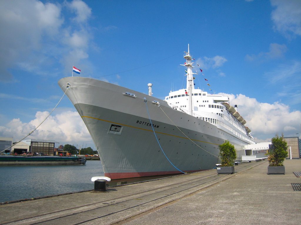 Kreuzfahrtschiff vor Anker - die SS Rotterdam ist heute ein Hotel