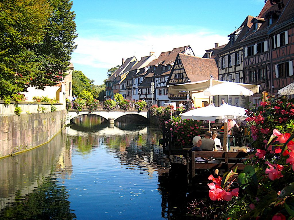 Die schönsten Orte im Elsass - in Colmar können Urlauber direkt an der Lauch lunchen