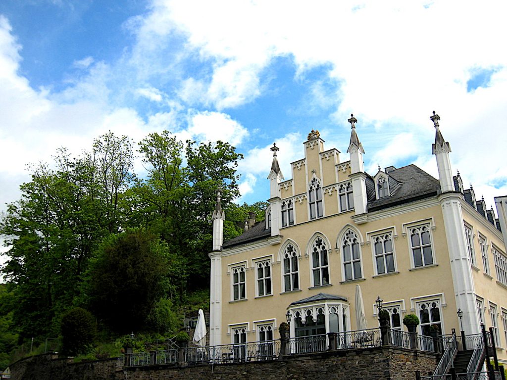 Nach dem Schmetterlingsgarten lohnt sich ein Besuch in Schloss Sayn