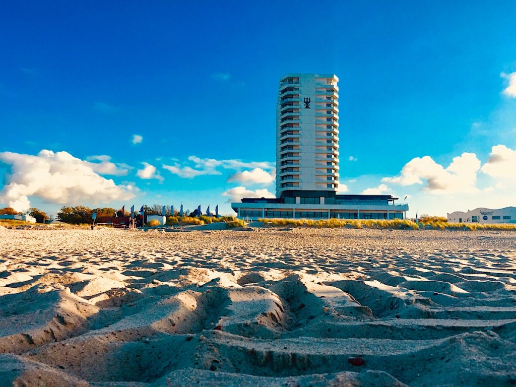 Mit dem Zug nach Warnemünde - das Hotel Neptun liegt direkt am Strand