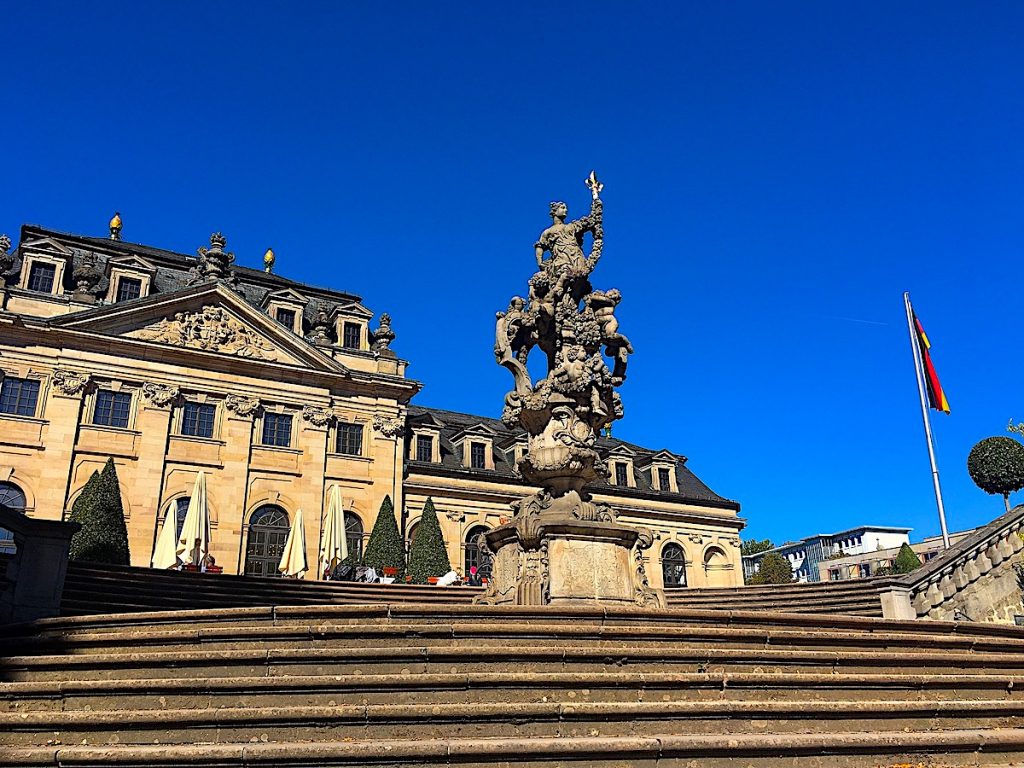 Vorne die Orangerie, hinten rechts das Maritim Hotel