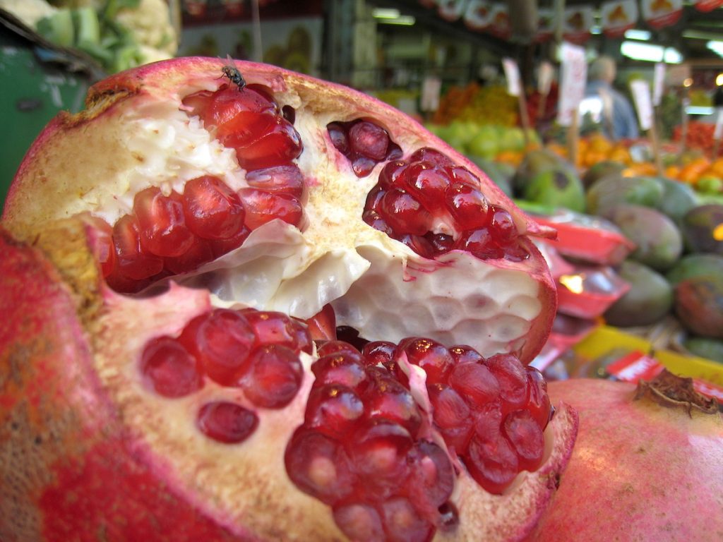 Aufgeschnittene Granatfrucht auf dem Markt 