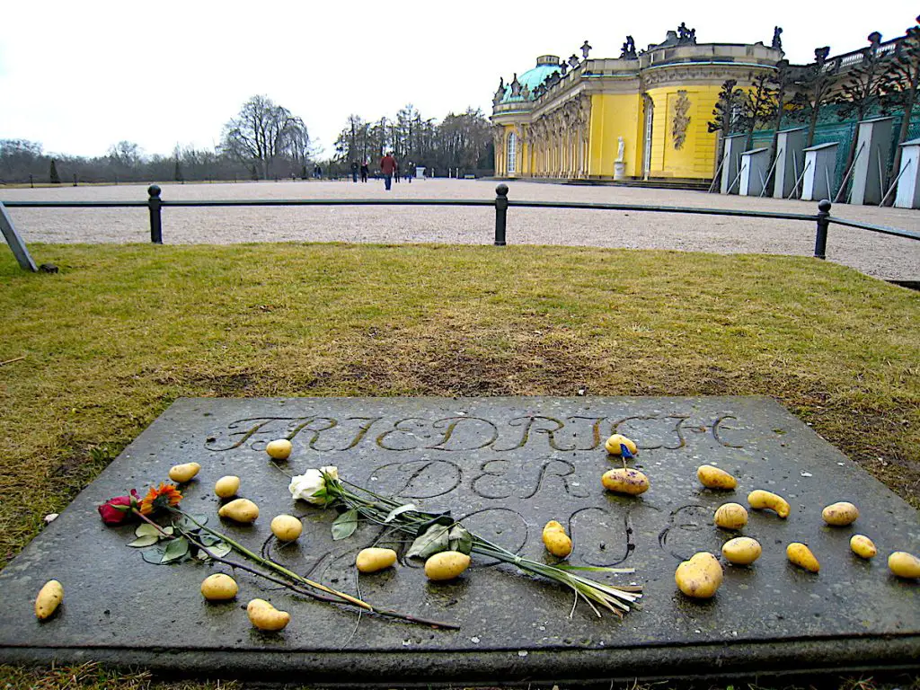 Winterzauber in Deutschland Seit 1991 legen die Menschen Kartoffeln auf das Grab von Friedrich 