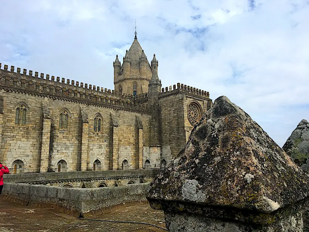Alentejo: Sehenswürdigkeiten - das Dach der Kathedrale