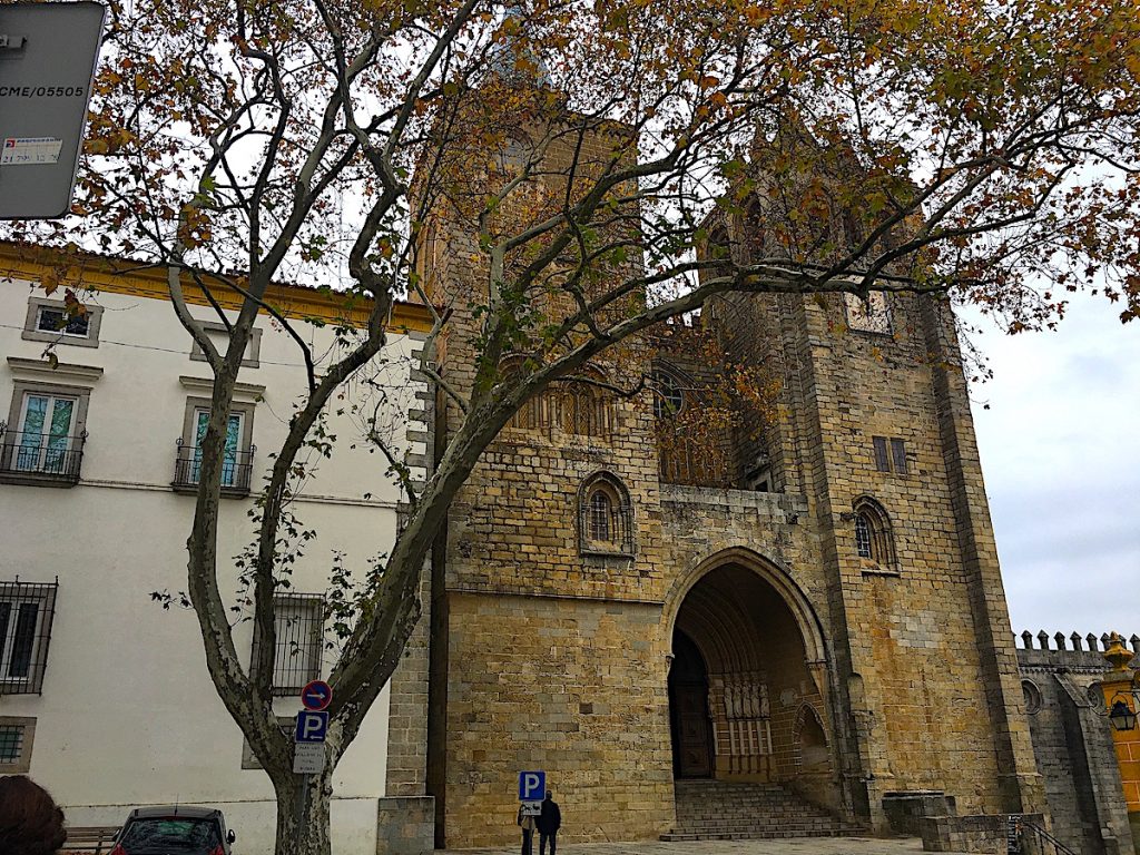 Alentejo: Sehenswürdigkeiten - die Kathedrale von Évora 