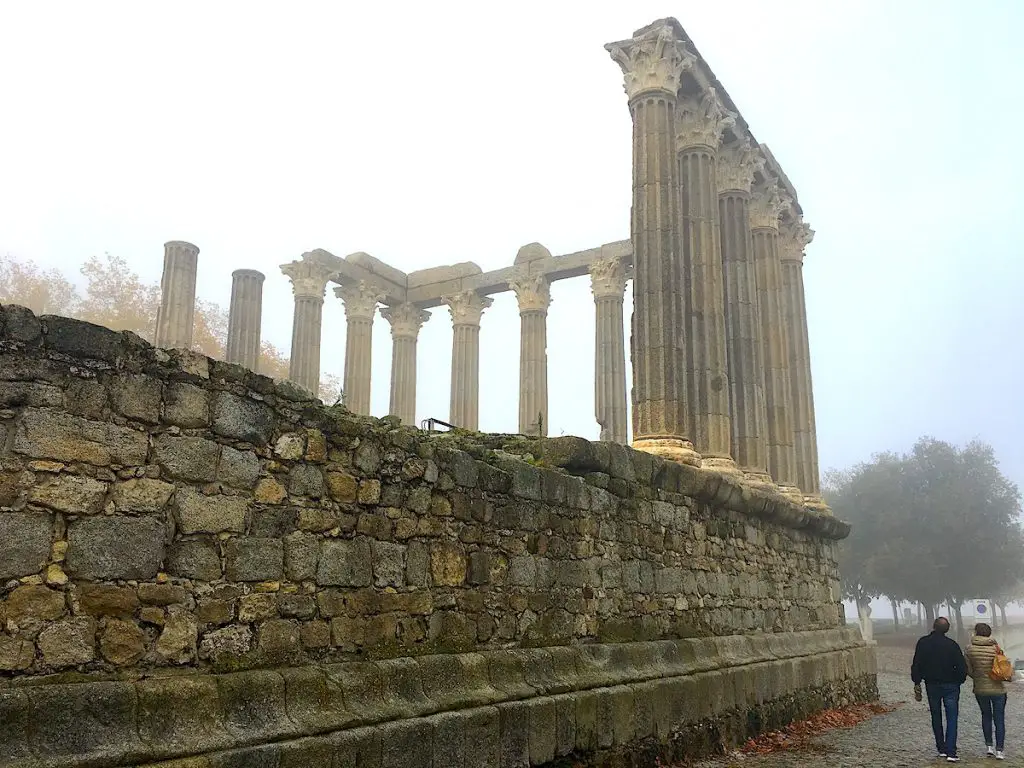 Alentejo: Sehenswürdigkeiten - der römische Tempel in Evora