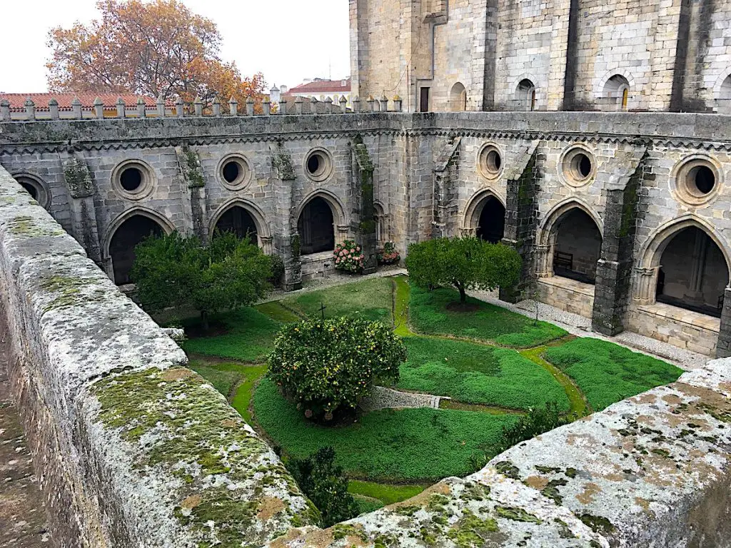 Der Innenhof der Kathedrale in Evora