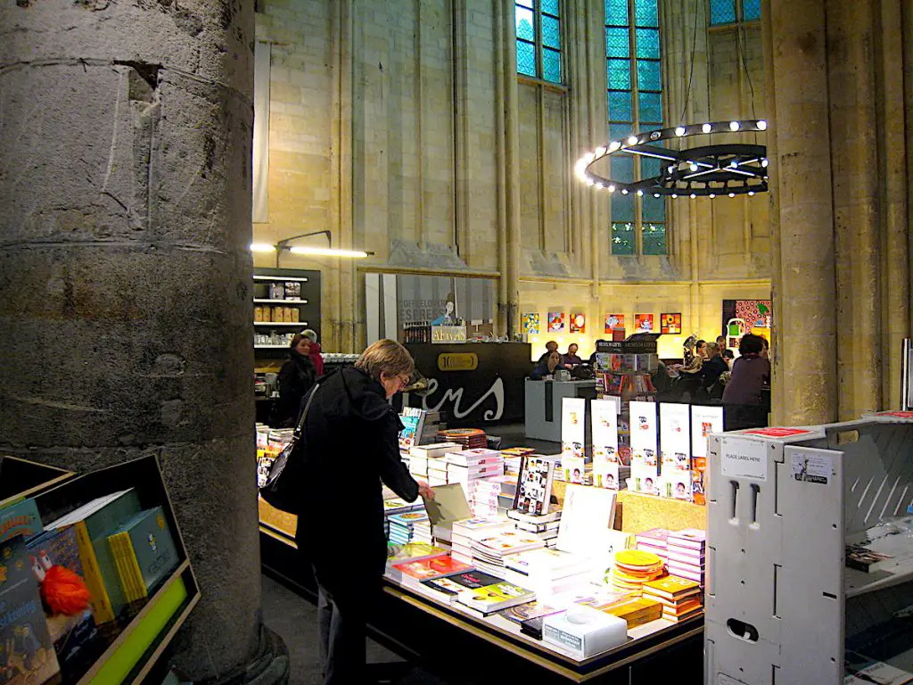 Buchhandlung in der Kirche