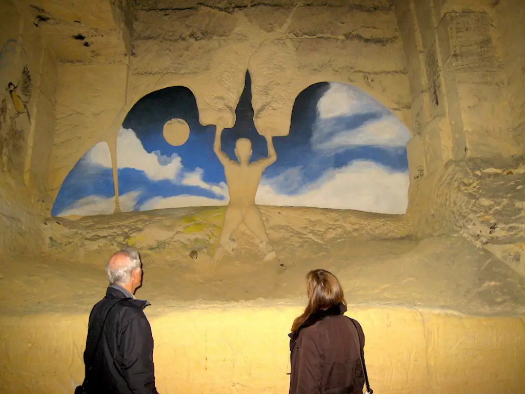 Maastricht - Grotten, Gotteshäuser und Geheimnisse In den Grotten von Sint Pietersberg gibt es unzählige Kunstwerke 