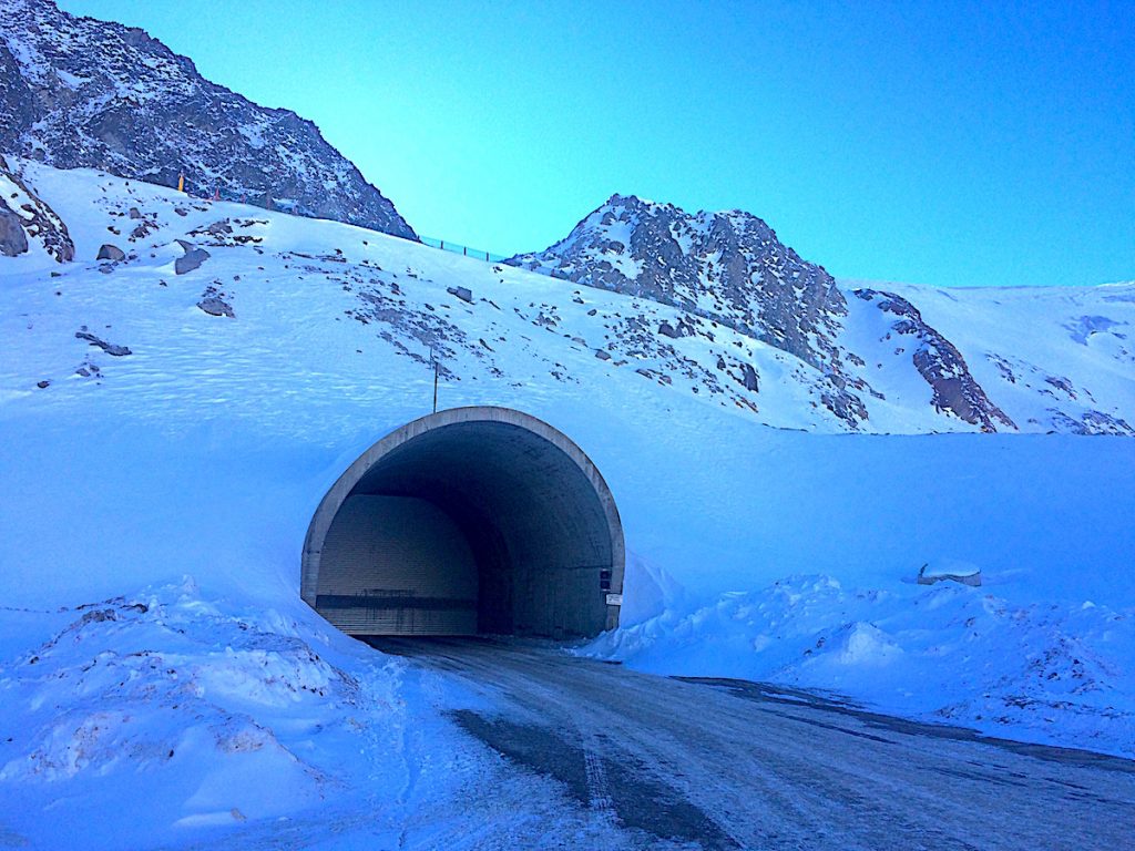 Auch dieser Bergtunnel wurde extra für die Dreharbeiten geöffnet