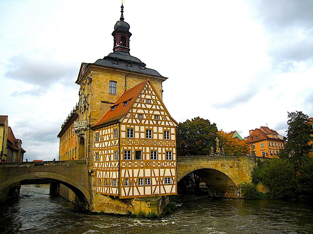 Inmitten der Regnitz thront das Rathaus der Inselstadt