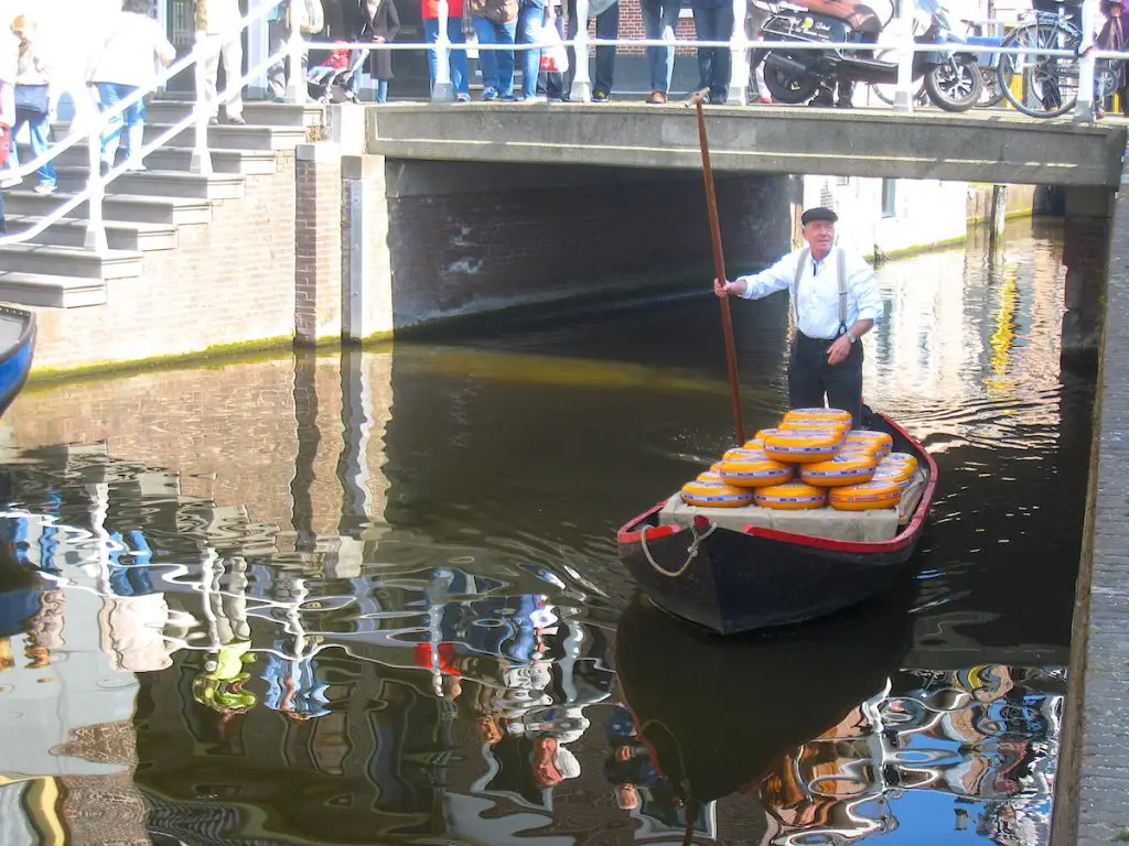 Der Käsemarkt in Alkmaar wird per Boot beliefert 