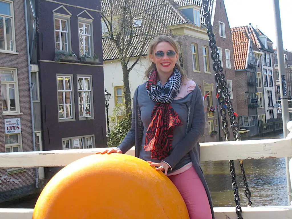 Reiseexpertin Antje Zimmermann hat sich in Alkmaar den größten Käse gesichert 