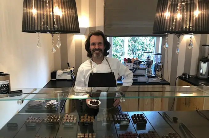 Chocolatier Timo Meyer arbeitet mit  Mandeln