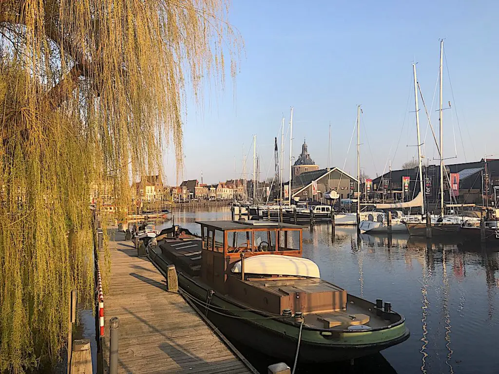 Die schönsten kleinen Städte Hollands - Enkhuizen zählt fraglos dazu. Hier einer der Häfen der Stadt.