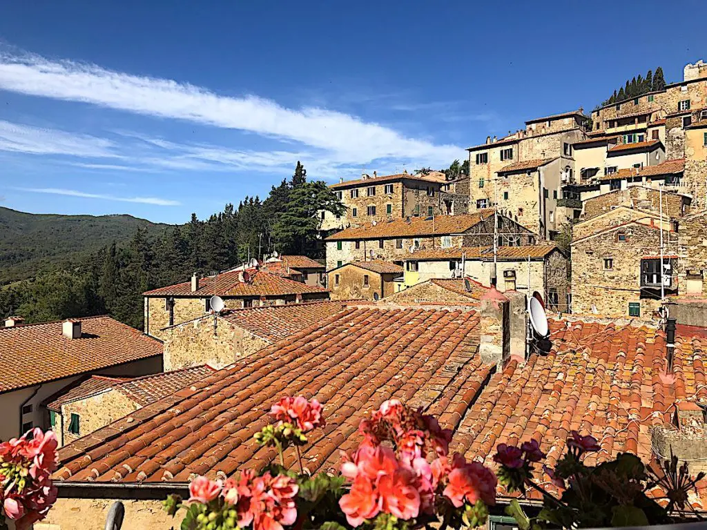 Toskana – schöne, unbekannte Orte  - das Bergdorf Campiglia Marittima schmiegt sich an einen Hügel.