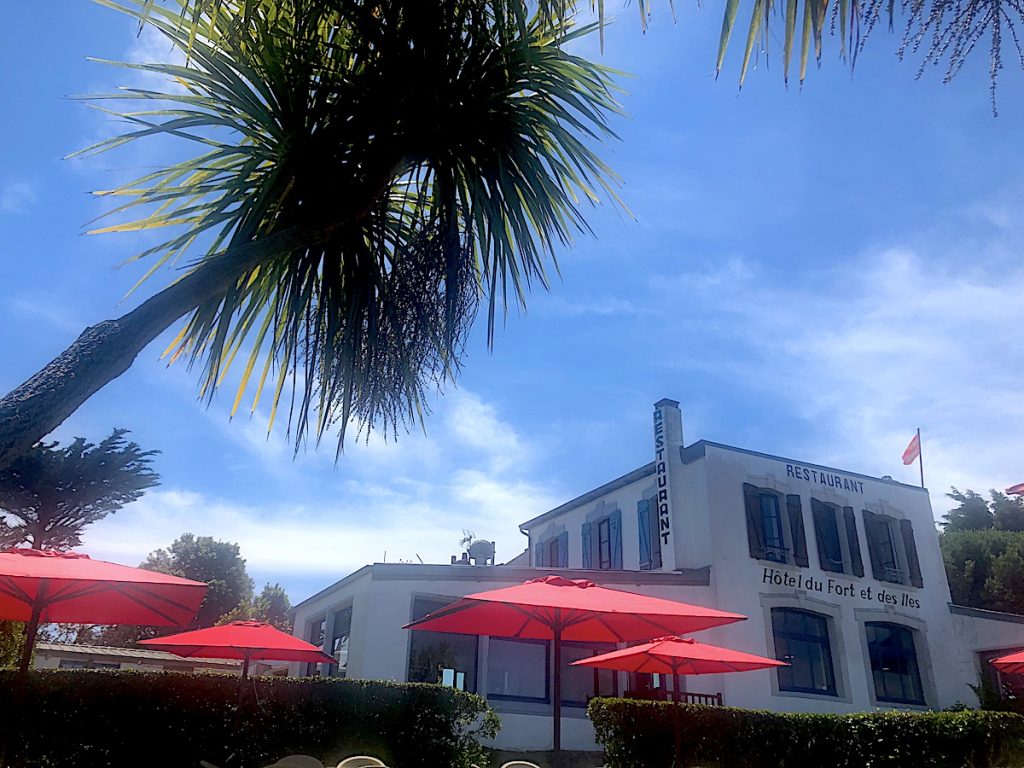 Das einzige Inselhotel auf Chausey liegt paradiesisch am Rand einer Klippe.