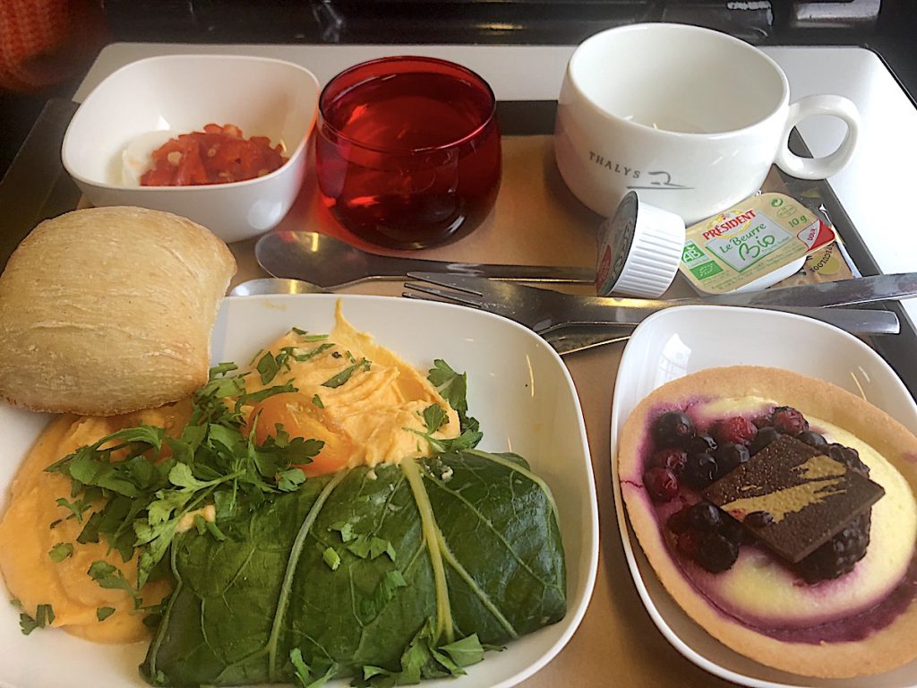 Wer im Thalys die Comfortklasse bucht, bekommt leckeres Essen am Platz serviert.