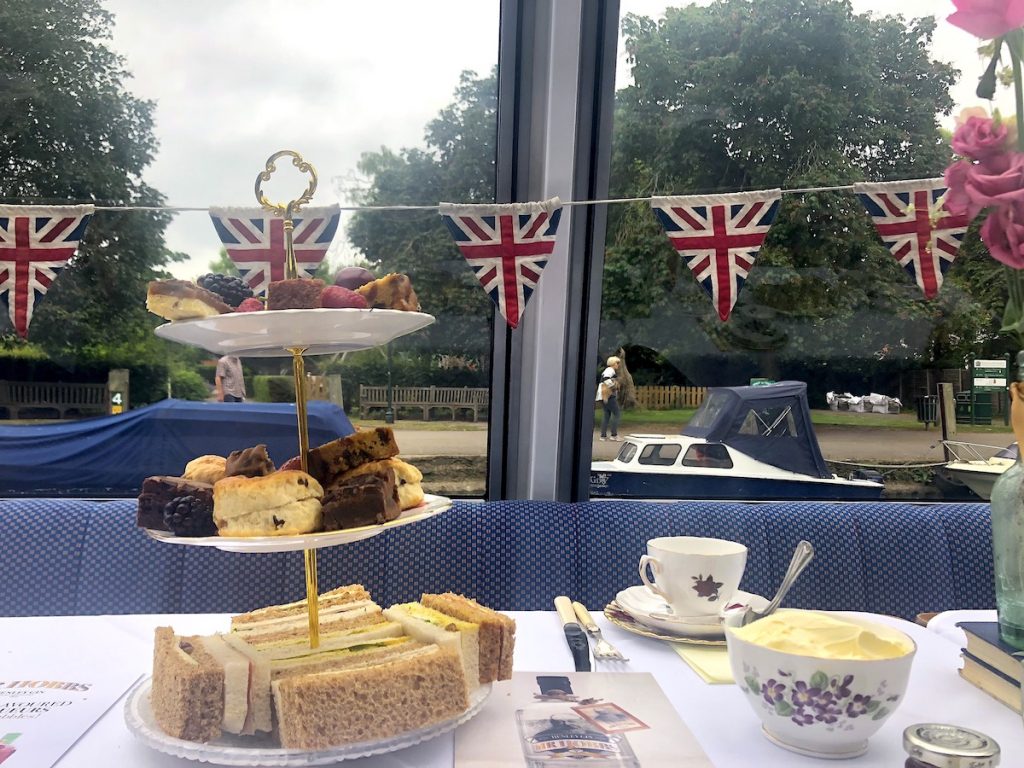 High Tea auf der Themse - very british auf dem Great West Way