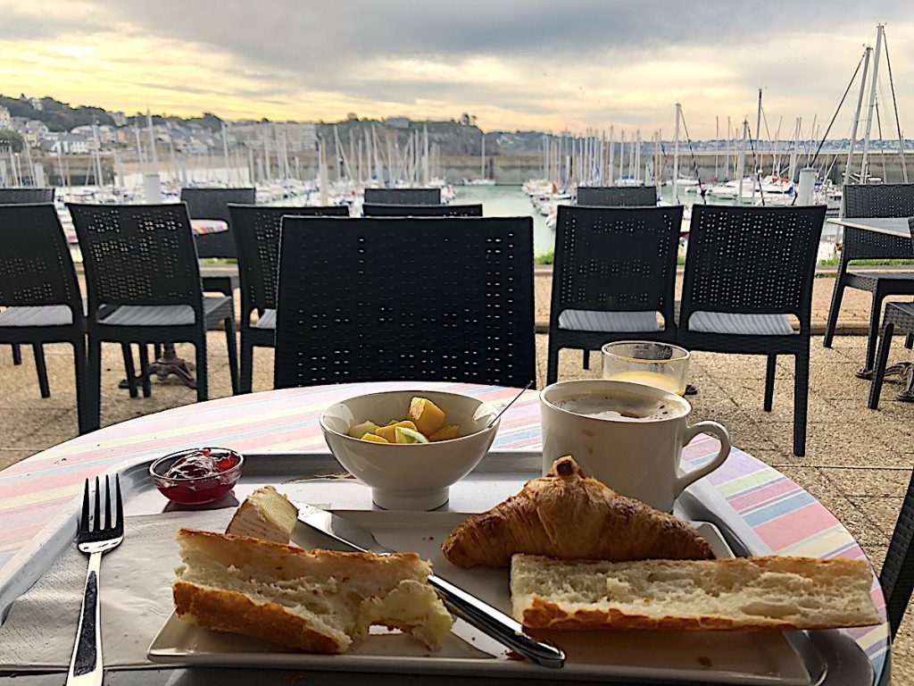 Frühstück mit Ausblick im Ibis-Hotel von Granville