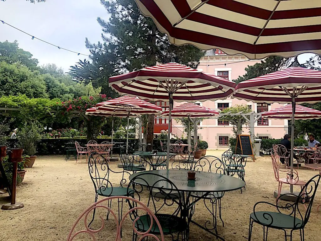 Das kleine Café im Garten von Christian Dior in Granville.