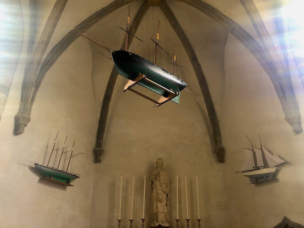 In der Kirche Notre Dame von Granville sind kleine Boote ausgestellt, in denen die Frauen früher ihre Wünsche für eine sichere Heimkehr der Seefahrer steckten.