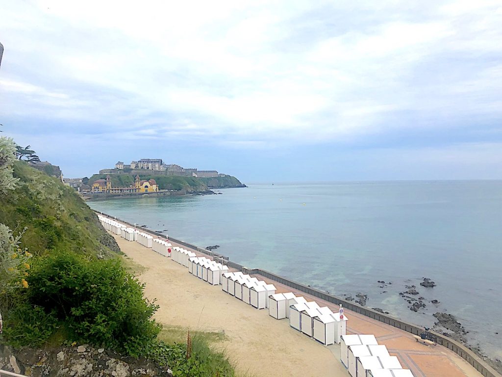 Die lange Strandpromenade von Granville