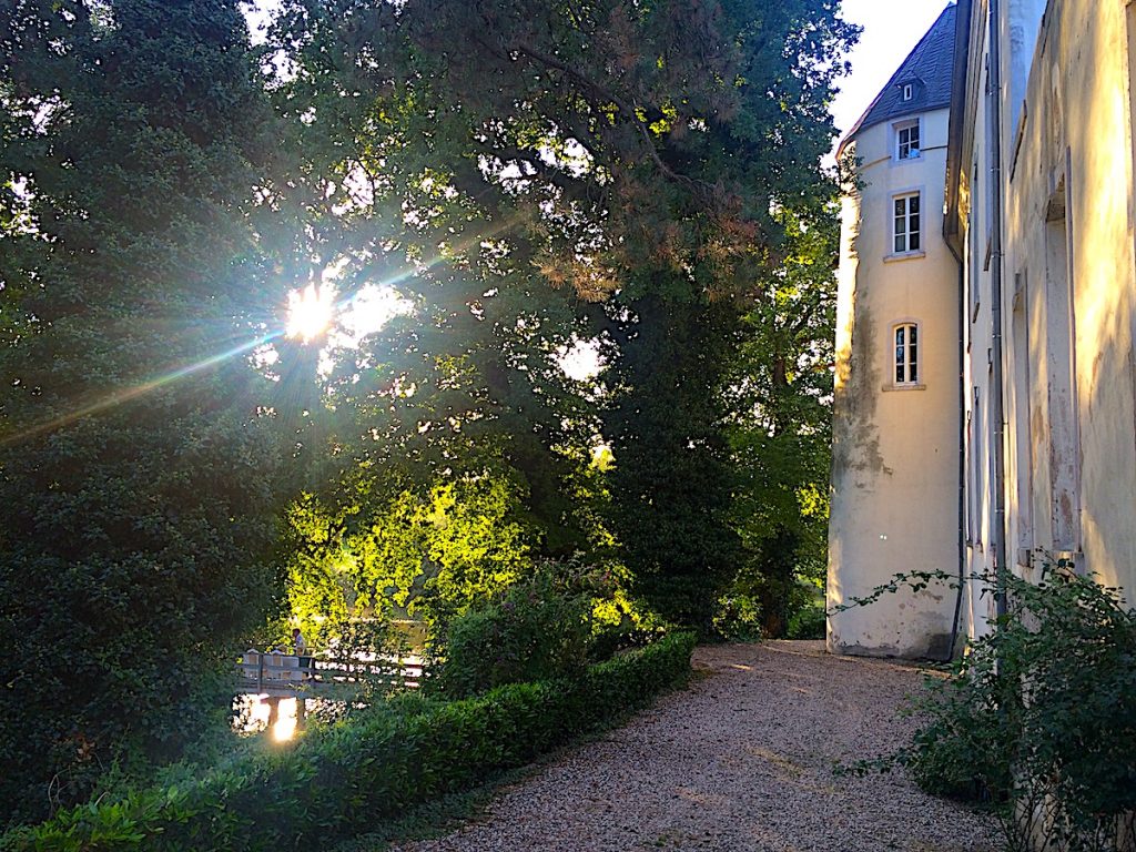 Romantik am Niederrhein - auf Burg Boetzelaer können Urlauber übernachten.