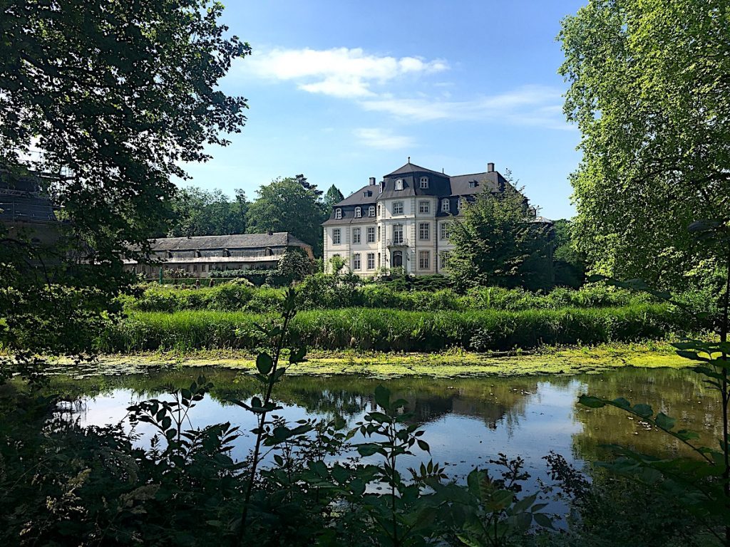 Schloss Türnich in Kerpen ist eine der wichtigsten Stationen auf dem Erft-Radweg