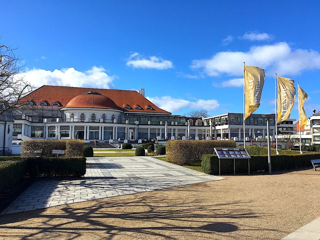 Die schönsten Zugreiseziele - Travemünde bietet auch historische Bauten, die heute als Luxushotels dienen.
