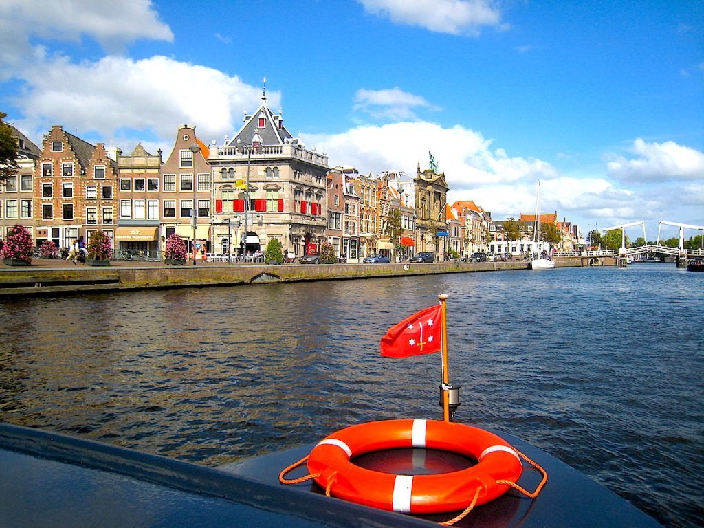 Haarlem in Holland bietet genau wie Amsterdam Grachten und Gemütlichkeit. 