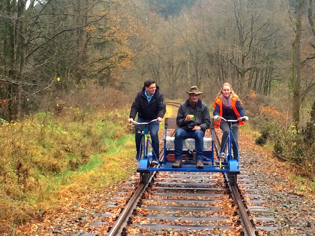 Die schönsten Herbstreisen mit der Bahn können im Sauerland gleich mit einer Draisinenfahrt kombiniert werden.