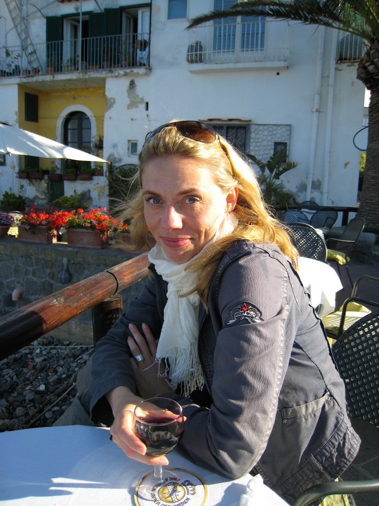 Reiseexpertin Antje Zimmermann im Golf von Neapel
