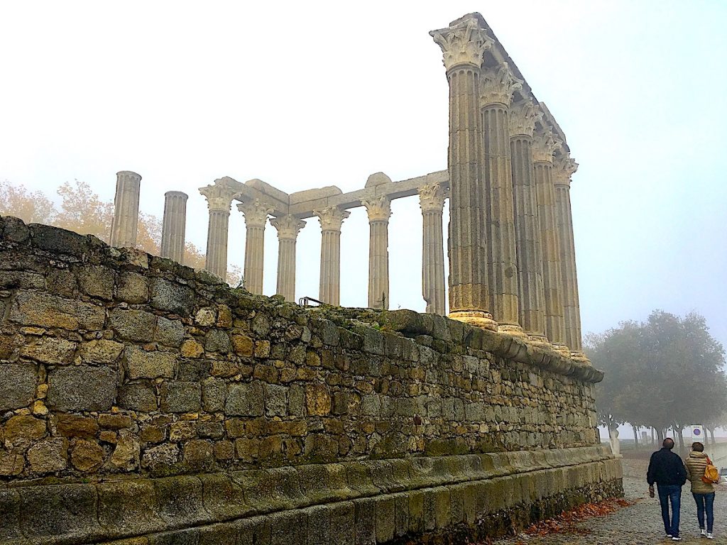 Die alte Königsstadt Évora im Alentejo hat viele Relikte aus der Römerzeit zu bieten - wie diesen Tempel.