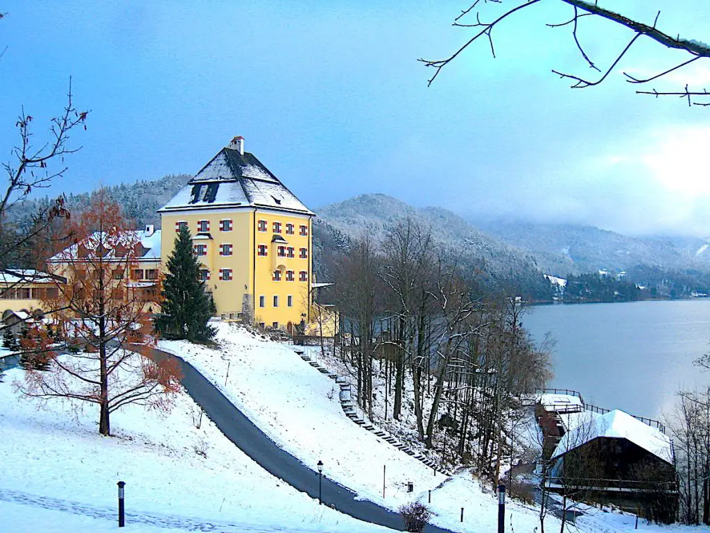Die schönsten Seen in Österreich - der Fuschlsee ist insbesondere im Winter ein geradezu mystischer Ort.
