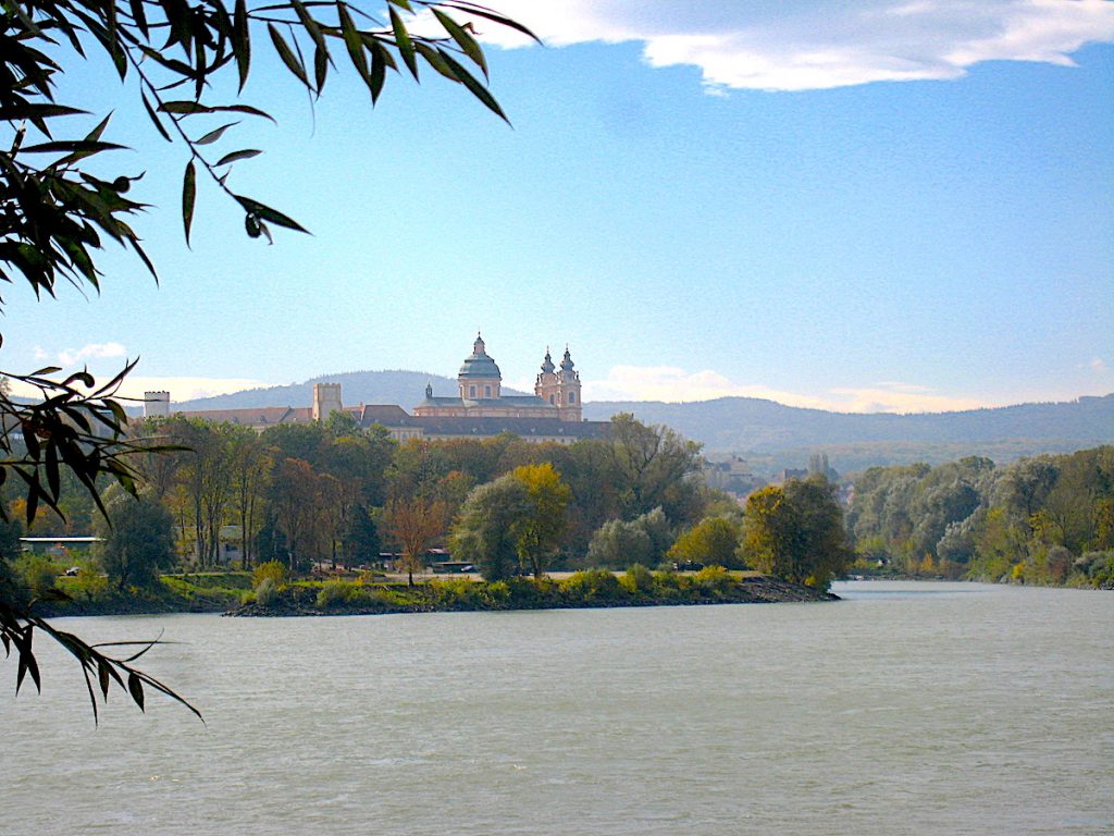 Herbst in der Wachau - Blick auf die Welterbe-Landschaft an der Donau.