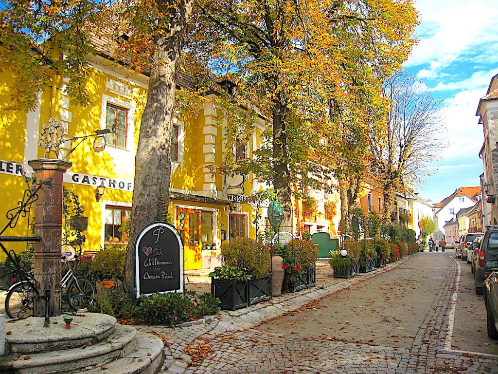 Romantische Weindörfer voller Laub - der Herbst in der Wachau ist fraglos die schönste Zeit für einen Besuch.