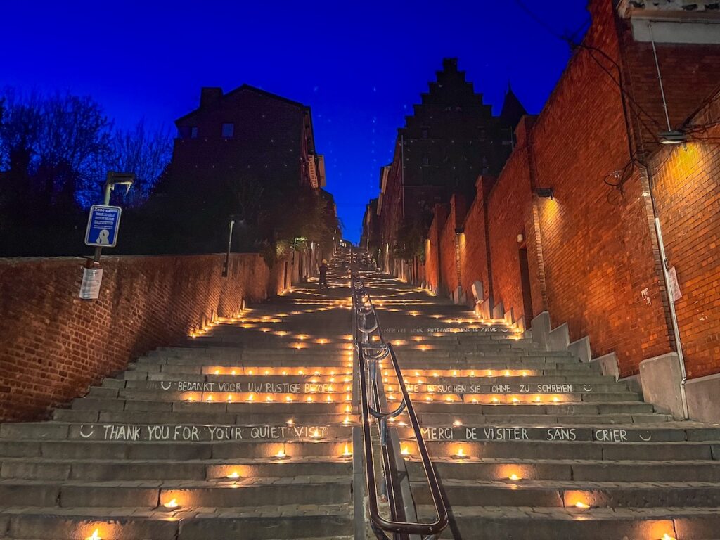 Beim "Week-end des Coteaux" werden 20.000 Kerzen auf der berühmten Treppe Montagne de Beuren in Lüttich entzündet