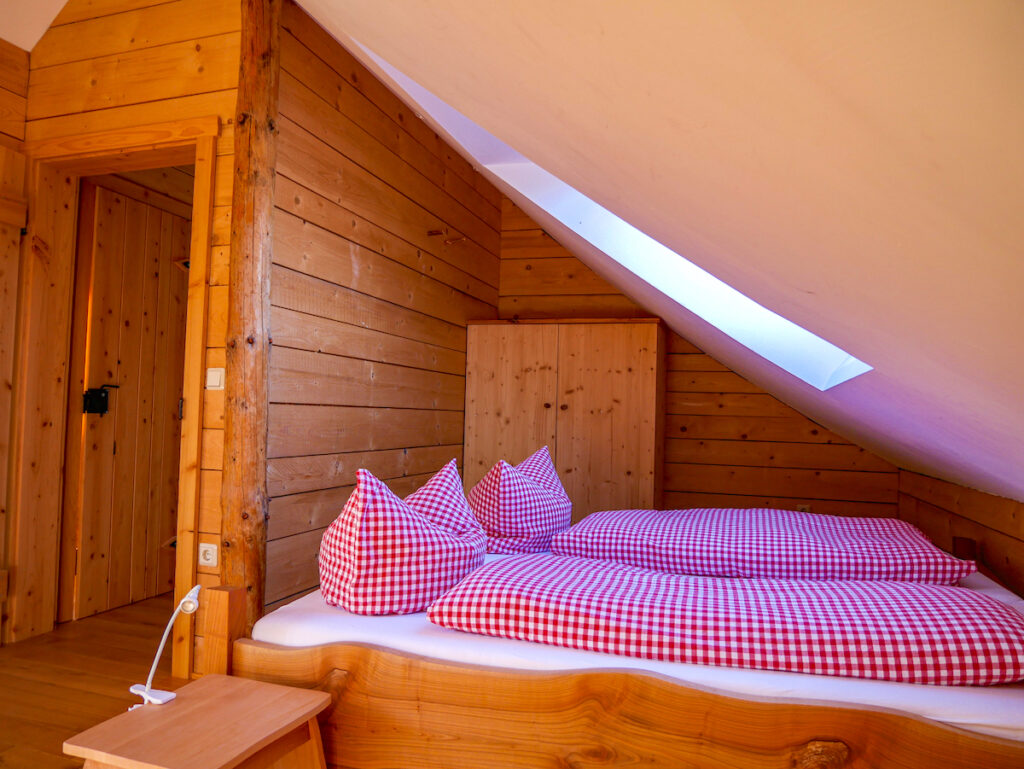 So sieht eines der Schlafzimmer in den Baumhäusern des Gasthofes zu den Linden aus