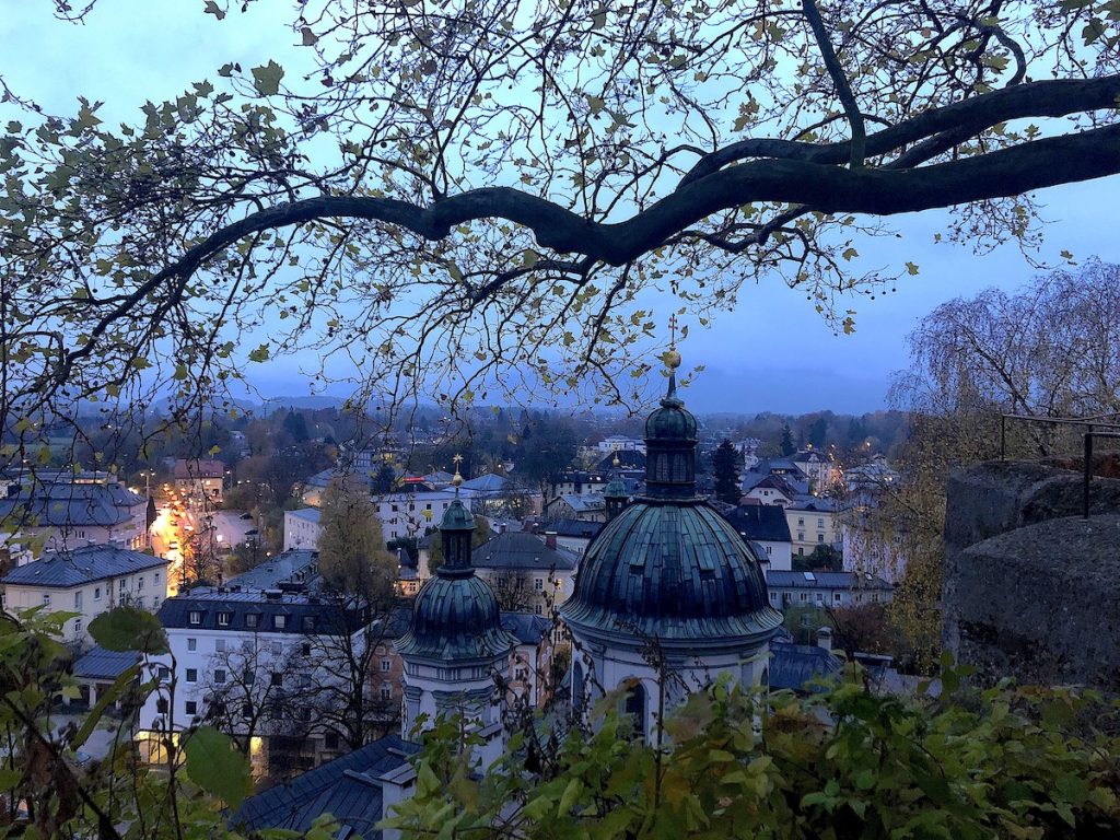 Frühnebel zur blauen Stunde beim Cityrip nach Salzburg