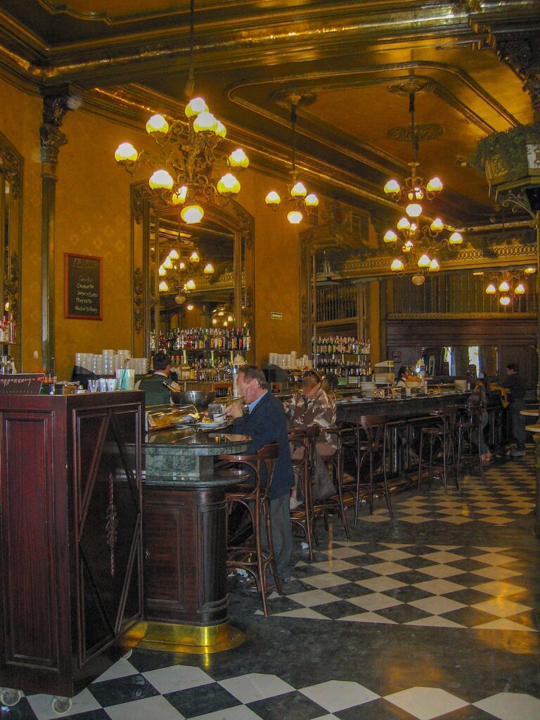 Führungen auf Hemingways Spuren in Pamplona gehen auch ins Café Iruna