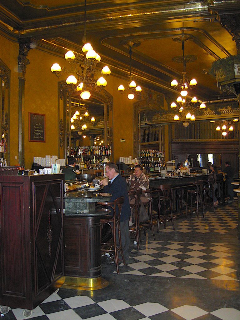 Wer auf Hemingways Spuren in Pamplona unterwegs ist, muss ins Café Iruna. 