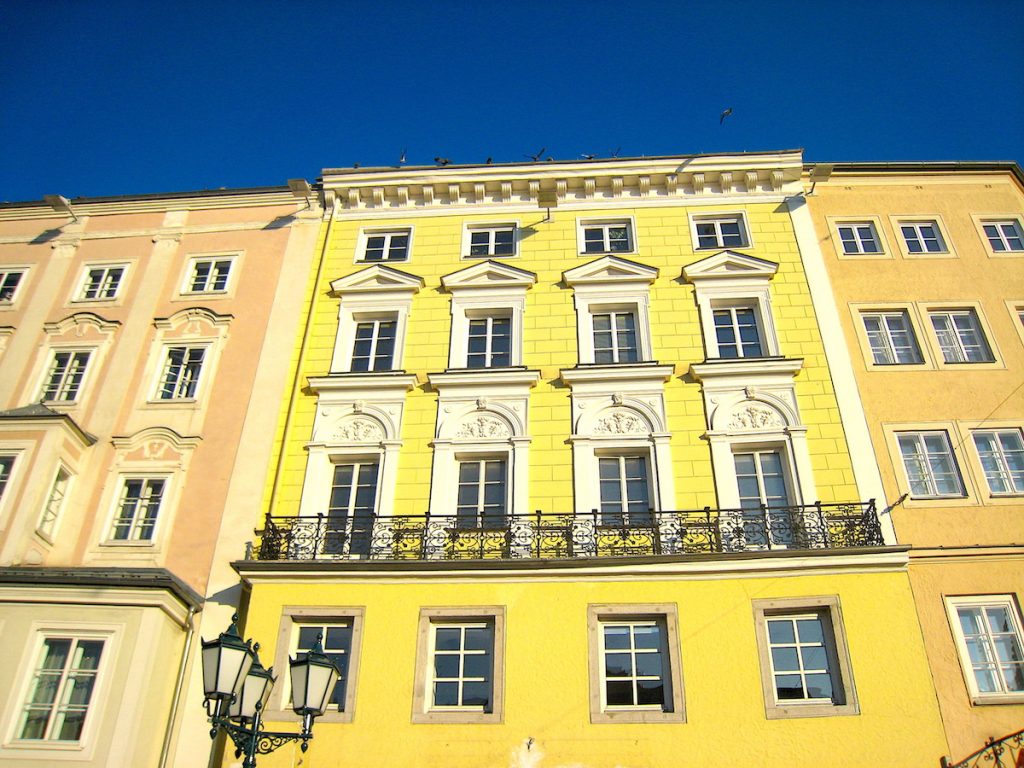 Schöne Städtetrips in Europa - Pastellfarbene Prachtbauten in Linz 