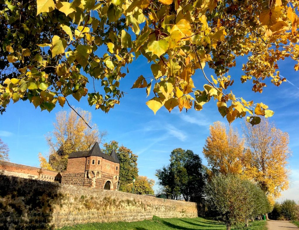 10 Orte für eine Tagestour an den Niederrhein - Zons darf dabei nicht fehlen.