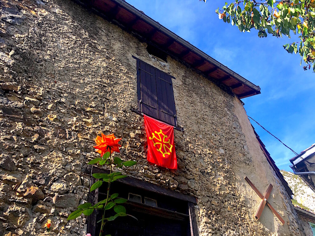 Okzitanien – das geheimnisvolle Land der Katharer. Noch heute weht stolz die Fahne.