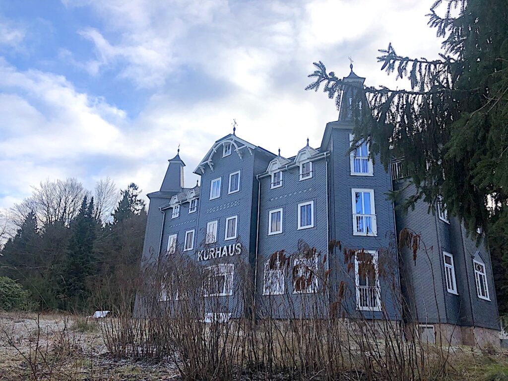 Das schöne Kurhaus liegt am Waldrand von Masserberg und dient heute als Hotel.