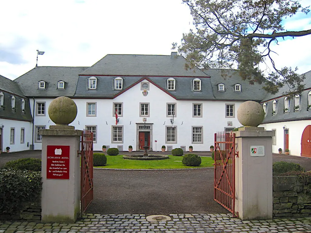 Auch Schloss Auel, in dem schon Napoleon genächtigt hat, ist heute ein Schlosshotel in NRW. 