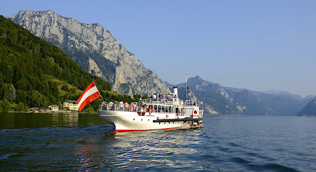 Kleine Historische Städte bieten Glücksmomente wie etwa eine Schifffahrt auf dem Traunsee von Gmunden.