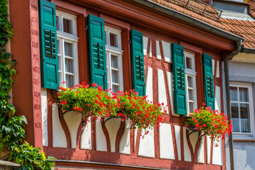 Fachwerk und Geranien in Haslach