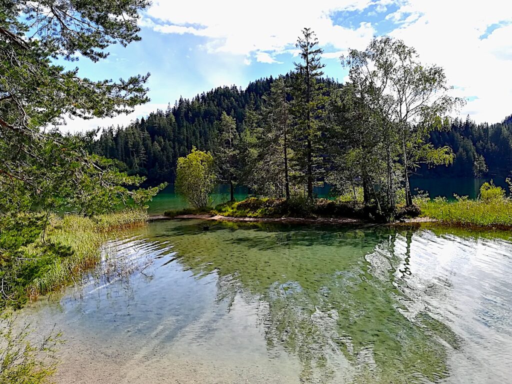 Der Hintersteiner See ist ein Naturbadesee in Tirol